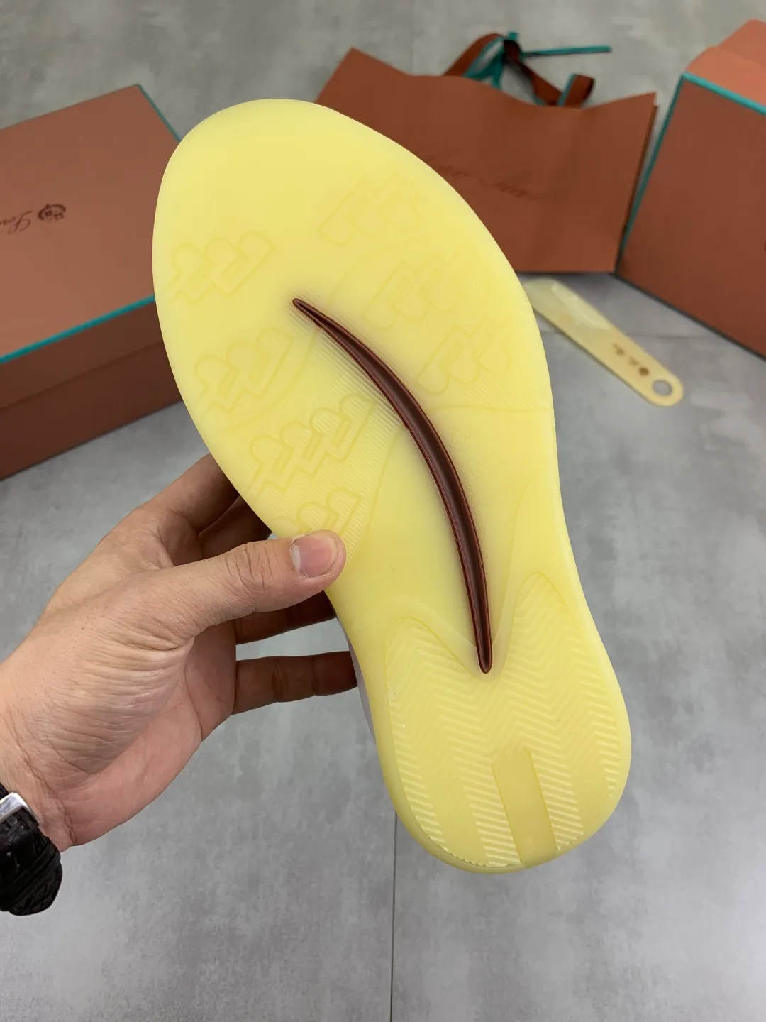 Men's Men's Shoes 💰P620 New 💰High Quality Latest Casual Shoes Loro Piana 💯Top Authentic Grade💯Buy the original 1:1 copy💯 Founded the existing Loro Piana company on April 24, 1924. It is now the sixth generation of family business, providing top quality products to customers who are discerning about taste and quality. Imported original fly woven fabric with cowhide fabric, plain calfskin lining, hand-stitched thread with cowhide feet, original packaging, code number: 38-44 (customized for 45 and 46), seven colors available